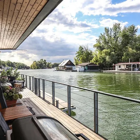 Hausbót U Rybára A Kačky Casa vacanze *