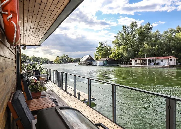 Hausbót U Rybára A Kačky Nyaraló *